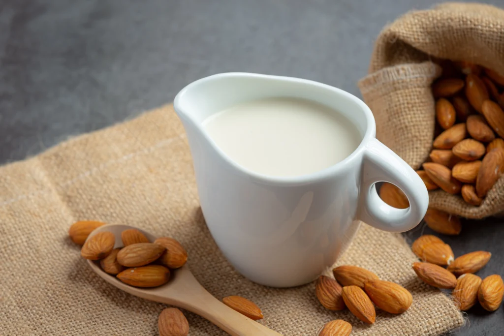 intolerância à lactose: leite de amêndoa